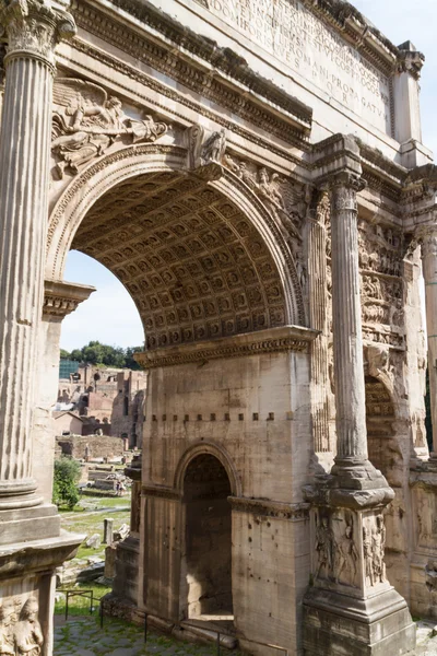 Edifício ruínas e colunas antigas em Roma, Itália — Fotografia de Stock