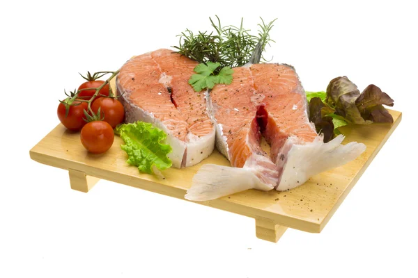Salmone vivo fresco crudo con verdure — Foto Stock