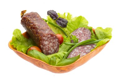 Olgun salam salata, fesleğen, soğan ve domates ile