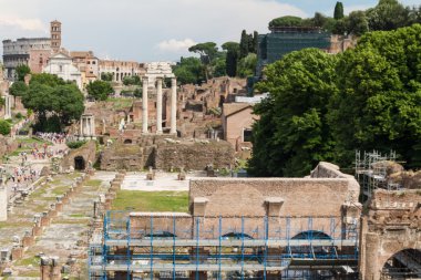Bina kalıntıları ve antik sütunlar, Roma, İtalya