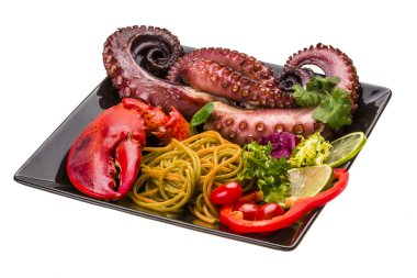 Ahtapot ve ıstakoz bacak ile deniz ürünleri makarna