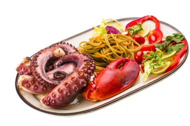Ahtapot ve ıstakoz bacak ile deniz ürünleri makarna
