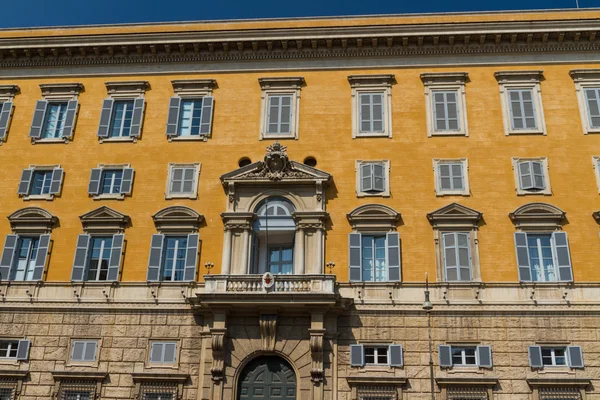 Roma, Itália. Detalhes arquitetônicos típicos da cidade velha — Fotografia de Stock