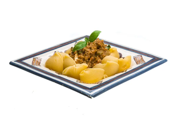 Lumaconi mit Schweinefleisch und Basilikum — Stockfoto