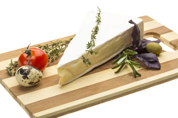 Keil des Gourmet-Brie-Käses — Stockfoto