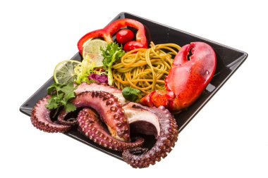 Ahtapot ve ıstakoz bacak ile deniz ürünleri makarna