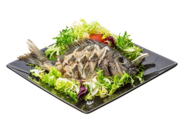 ızgara tilapia ile salata
