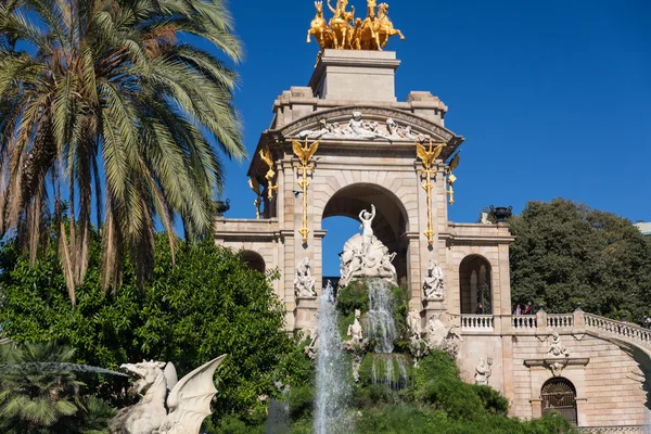 Fontana del lago del parco ciudadela di Barcellona con quadriga dorata di Aurora — Foto Stock