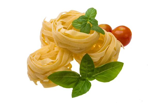 Tagliatelle con albahaca, tomate y menta — Foto de Stock