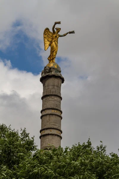 Tarihi bina Paris'te Fransa — Stok fotoğraf