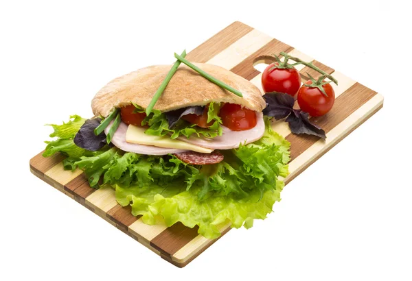 Brot mit Würstchen und Salat — Stockfoto
