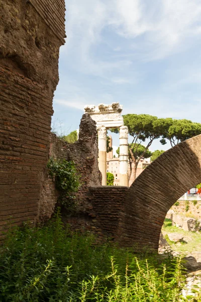 Byggnaden ruiner och antika kolonner i Rom, Italien — Stockfoto