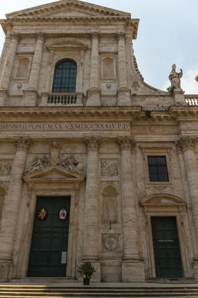 Grande église dans le centre de Rome, Italie . — Photo