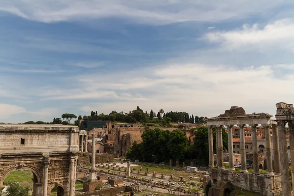 Edifício ruínas e colunas antigas em Roma, Itália — Fotografia de Stock