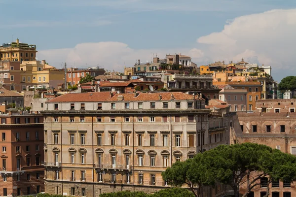 Roma, Itália. Detalhes arquitetônicos típicos da cidade velha — Fotografia de Stock