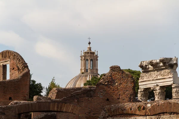 Edificio de ruinas y antiguas columnas en Roma, Italia —  Fotos de Stock