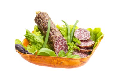 Olgun salam salata, fesleğen, soğan ve domates ile