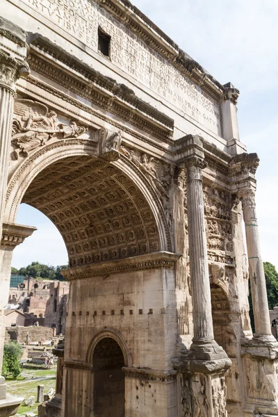 Edifício ruínas e colunas antigas em Roma, Itália — Fotografia de Stock