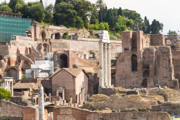 Edificio de ruinas y antiguas columnas en Roma, Italia — Foto de Stock