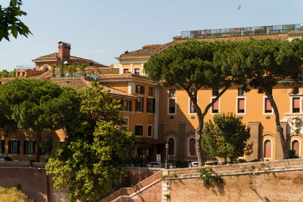 Roma, Itália. Detalhes arquitetônicos típicos da cidade velha — Fotografia de Stock