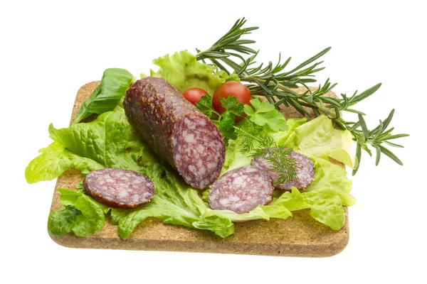 Salami mit Rosmarin, Salat und Tomaten — Stockfoto