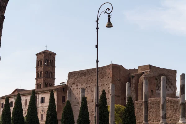 Rakennus rauniot ja muinaiset pylväät Roomassa, Italiassa — kuvapankkivalokuva
