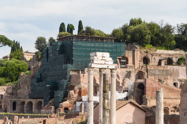 Edifício ruínas e colunas antigas em Roma, Itália — Fotografia de Stock