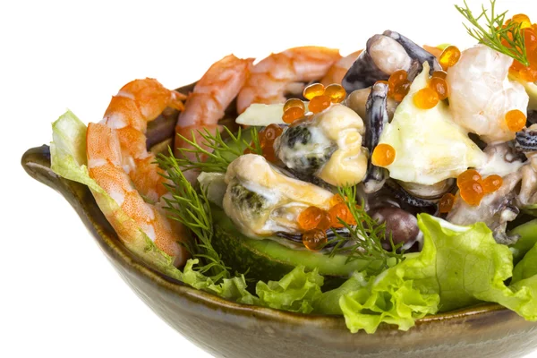 Salada de frutos do mar com caviar vermelho em abacate — Fotografia de Stock