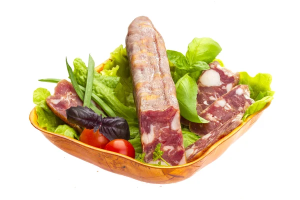 Reife Salami mit Salat, Basilikum, Zwiebeln und Tomaten — Stockfoto