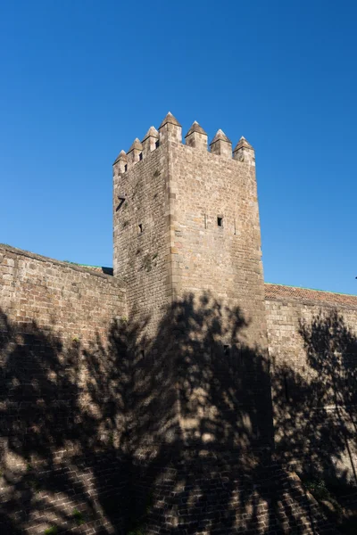 Gamla muren och tornet i barcelona city — Stockfoto