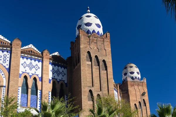 Plaza de toros de Barcelona La Monumental detalle huevo de mosaico en Gran vía —  Fotos de Stock