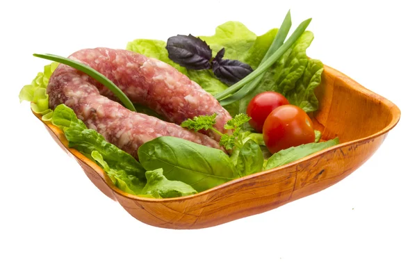 Salami maduro con ensalada, albahaca, cebolla y tomate — Foto de Stock