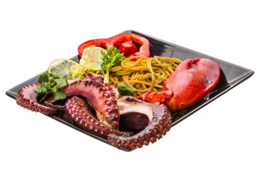 Ahtapot ve ıstakoz bacak ile deniz ürünleri makarna
