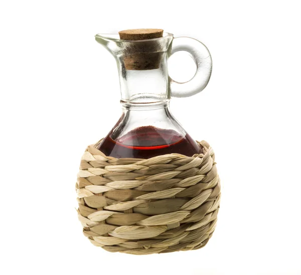 Piccolo decanter con aceto di vino rosso isolato sul bianco — Foto Stock