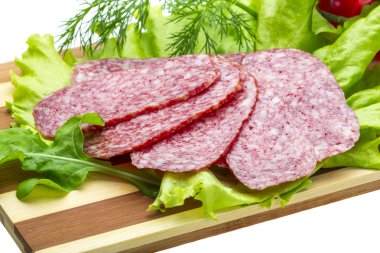 sosis salata ve fesleğen ile