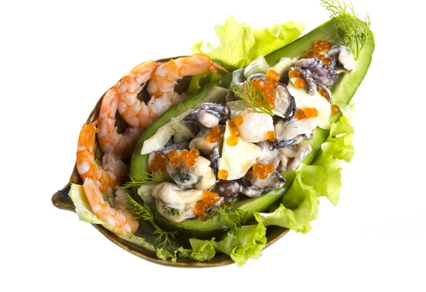 Salad seafood dengan kaviar merah di alpukat — Stok Foto