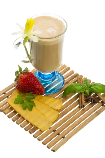 Kaffee spät mit Blüte, Minze, Sternanis und Zimt — Stockfoto