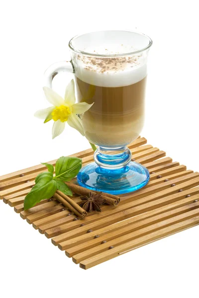 Kaffee spät mit Blüte, Minze, Sternanis und Zimt — Stockfoto