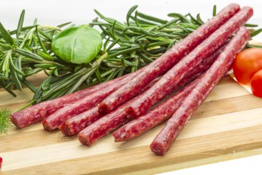 Biberiye, fesleğen ve domates salam