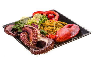 Ahtapot ve ıstakoz bacak ile deniz ürünleri makarna