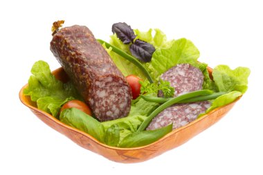 Olgun salam salata, fesleğen, soğan ve domates ile