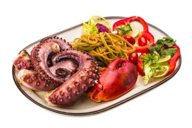 Ahtapot ve ıstakoz bacak ile deniz ürünleri makarna