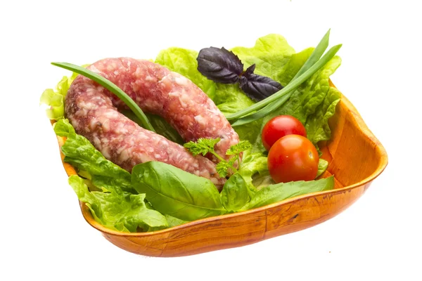 Reife Salami mit Salat, Basilikum, Zwiebeln und Tomaten — Stockfoto