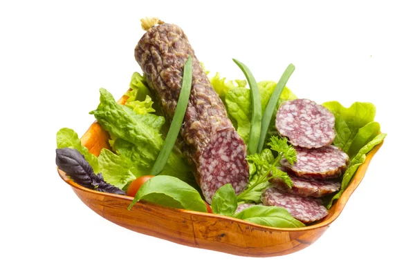 Salami maduro con ensalada, albahaca, cebolla y tomate —  Fotos de Stock