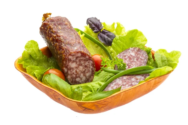 Salame maturo con insalata, basilico, cipolla e pomodoro — Foto Stock