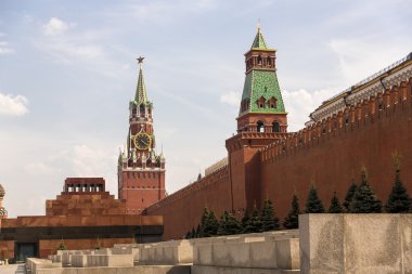 işçinin kule kırmızı kare üzerinde