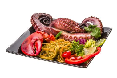 Ahtapot ve ıstakoz bacak ile deniz ürünleri makarna