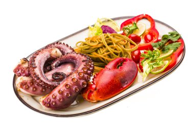 Ahtapot ve ıstakoz bacak ile deniz ürünleri makarna