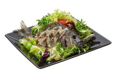ızgara tilapia ile salata