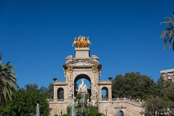 Barcelona ciudadela park jezioro fontanna z kwadrygi złoty Aurora — Zdjęcie stockowe